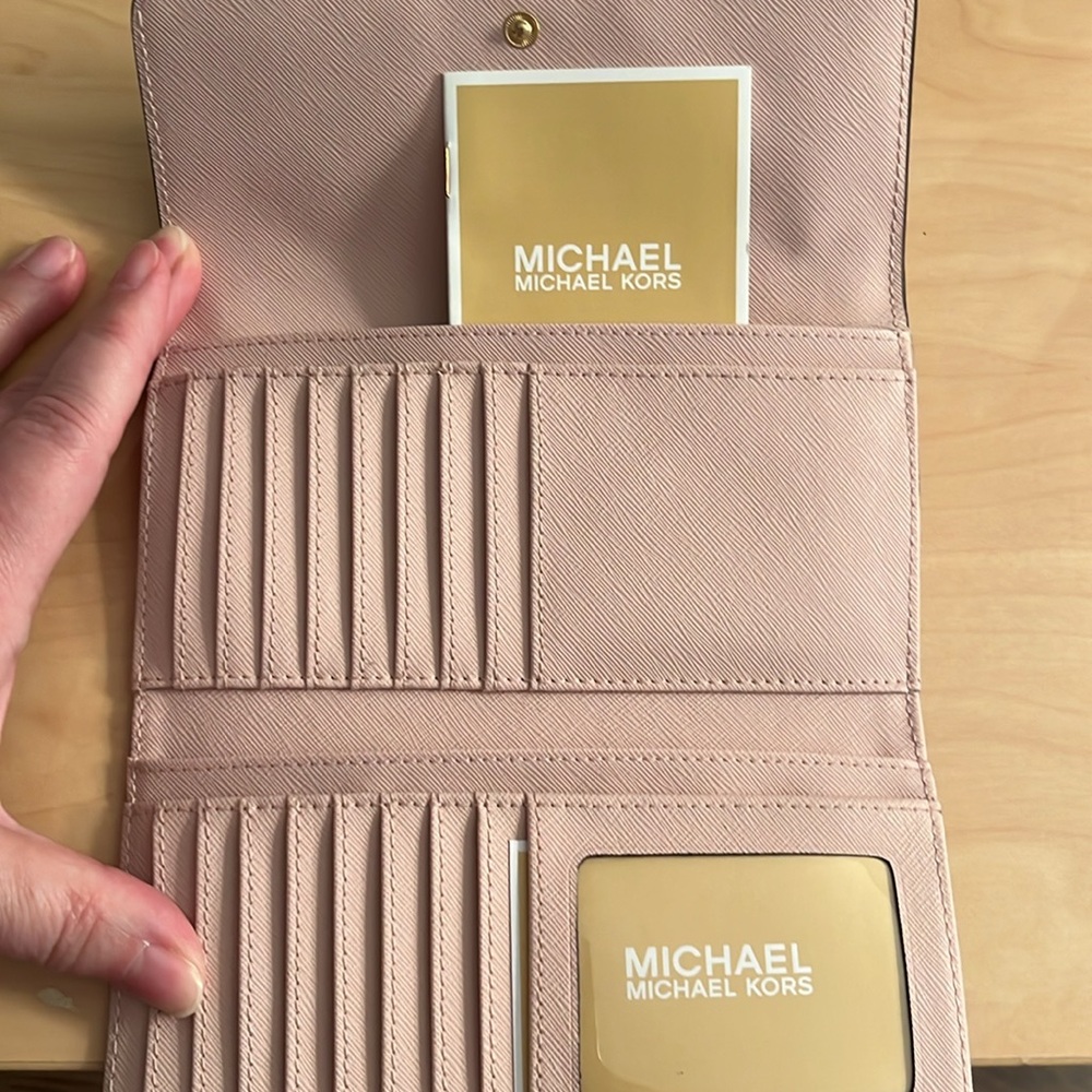 NEW Michael Kors Wallet - Picture 3 of 3
